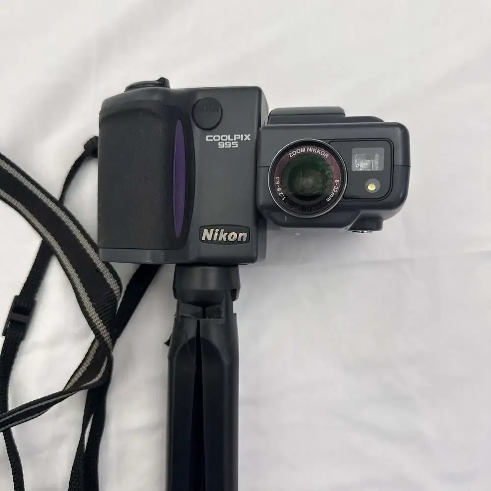 Nikon Coolpix 995 Vintage Digital Camera - ,